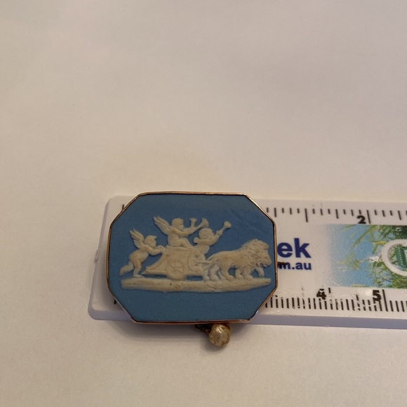 Wedgewood Blue & 9k gold brooch with small freshwater pearl. 3 cherubs & lions. - Picture 8 of 10